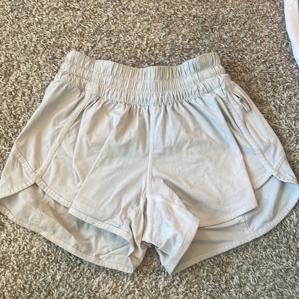 Hello! I’m selling this White Luluemon pair of shorts! No damages, size 4/6!